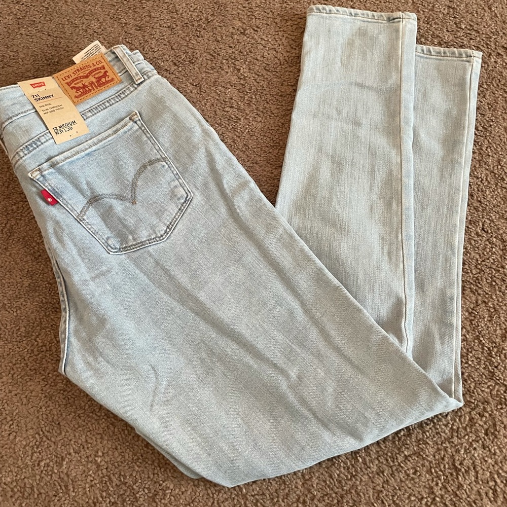 NEW!! Levi Mid Rise Jeans